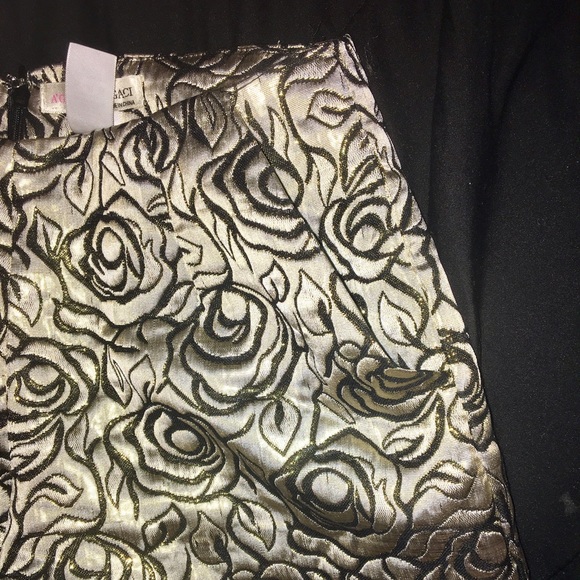 Rose print shimmer thread shorts - Picture 5 of 5